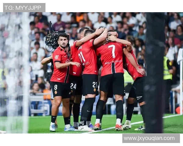 皇马与瓦伦西亚激战正酣谁能在西甲赛场上笑到最后